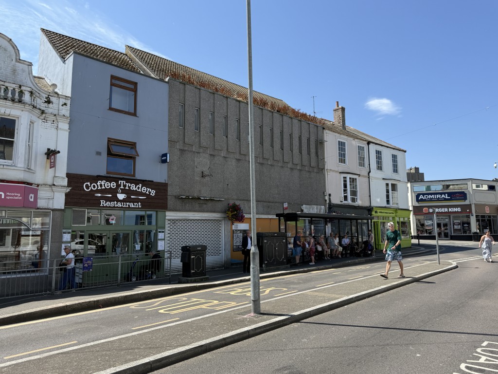 Lot: 29 - SUBSTANTIAL CITY CENTRE FREEHOLD COMMERCIAL BUILDING WITH INCOME AND ASSET MANAGEMENT POTENTIAL - Front of the building